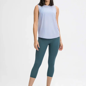 Camiseta sin mangas premium de algodón orgánico acanalado para mujer, transpirable, con colores y logotipo personalizables, estilo casual. - Product Image 4