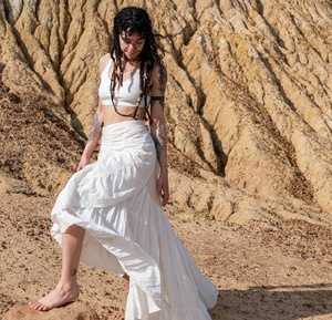Falda Flamenca de Algodón con Elegante Silueta Asimétrica Cruzada y Detalle de Volantes Fluidos para un Look Romántico Bohemio - Product Image 1