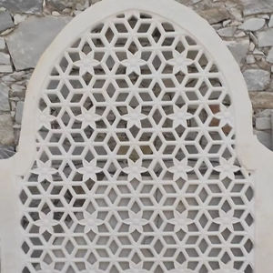 HAYAT INDUSTRIES Panneaux décoratifs en marbre et pierre sculptée - Panneaux muraux extérieurs modernes hautement polis avec des motifs découpés par CNC - Product Image 1