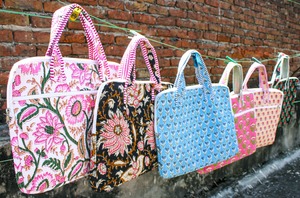 Sac à dos pour ordinateur portable artisanal, écologique, en coton, à motifs floraux, durable et léger - Product Image 5