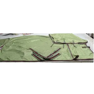 Alfombra de hoja de malla de verano de alta calidad 320 GSM tela de malla UV tratado caballo alfombra colores surtidos con cuello Combo
