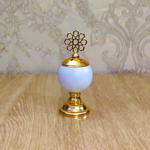 Brûleur d'encens sphérique blanc compact avec bordure dorée, base sur pied assortie et finition florale complexe pour la décoration - Product Image 1