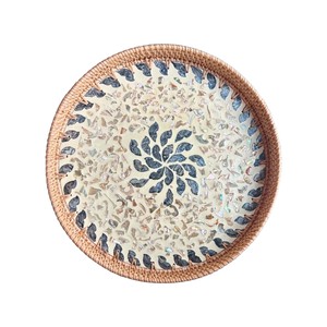 Plateau décoratif en rotin naturel avec incrustation élégante en MOP - Product Image 1