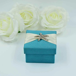 Caja de Regalo Cuadrada de Lujo con Aspecto de Seda Turquesa para Recuerdos de Boda, con Broche de Estrella de Mar de Cristal, Cinta de Satén Color Marfil y Tapa Desmontable Hecha a Mano - Product Image 2