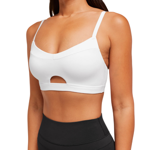 Sujetador deportivo Peekaboo blanco para mujer con logo personalizado, de nailon y elastano, con aberturas tipo balconette, top de yoga de soporte ligero para gimnasio y fitness. - Product Image 5
