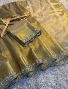 Sari de Tela Banarasi Tejida con Diseño KV (Dorado) - Product Image 1