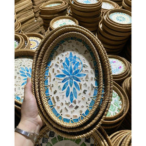 Bandeja Contemporánea de Ratán Natural con Incrustaciones Artísticas de Madreperla Floral, Marco Tejido a Mano, Bandeja Decorativa para Eventos - Product Image 1