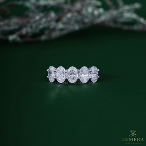Anillo de eternidad de cinco piedras con diamante de laboratorio de corte ovalado elegante de 2.65 quilates, anillo nupcial a juego para mujer - Product Image 1