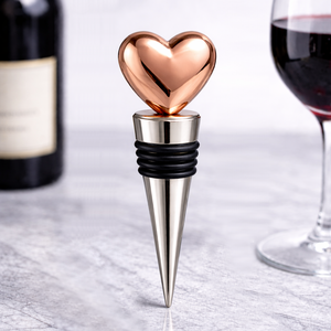 Bouchon de bouteille de vin en métal personnalisé en forme de cœur, gravé avec le nom, souvenir de mariage. - Product Image 3