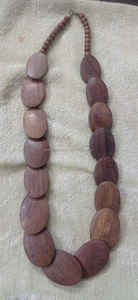 Découvrez notre collier en résine artisanal un mélange parfait d'art et d'élégance. Fabriqué avec une haute qualité - Product Image 3