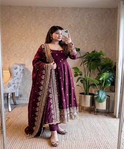 Salwar Kameez en soie marron avec dupatta, tenue traditionnelle pour femmes, pour mariage et fêtes, vêtements indiens et pakistanais 85156 SAI- SSC – 718 - Product Image 1