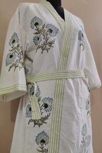 Albornoz 100% Algodón Hecho a Mano con Estampado Floral Azul de Jaipur, Estilo Kimono para Spa, Hotel y Resort, Tipo Waffle, Venta al por Mayor, OEM, Ecológico, Hecho en Jaipur - Product Image 6