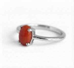 Anillo Solitario Clásico Rhaya Jewels de Plata de Ley 925 con Baño de Rodio, Corte Ovalado Vintage, Coral, Engaste de Puntas, Delicado y Moderno - Product Image 2