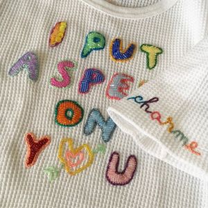Camiseta de Algodón Hecha a Mano con Diseño de Bordado de Letras Coloridas, Blusa Casual Blanca - Product Image 1