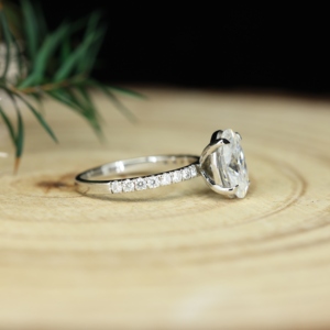 Anillo de Compromiso de Plata 925 con Baño de Oro y Moissanita, Diseño de Halo Oculto con Corte Brillante - Joyería Fina para Mujer - Product Image 4