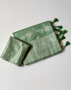 Sari en crêpe de Khaddi pur, tissage jacquard, teint à la main, couleur unie, motif Jaal riche, bordure et pallu en Zari lourd, avec chemisier - Product Image 2