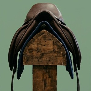 Selle d'exercice professionnelle en cuir pour chevaux de saut avec arceau en bois, tailles et couleurs personnalisables, durable - Product Image 3