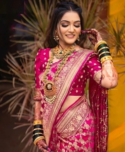 Sari Tradicional Banarasi de Seda Artística KV (Rosa) Reversible de Secado Rápido y Sin Arrugas para Fiestas de Otoño para Mujer - Product Image 1