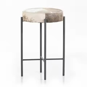 Taburete y silla de madera de nogal oscuro de primera calidad con asiento curvo y base baja para uso en restaurantes y mesas de comedor. - Product Image 4