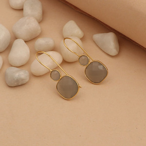 Boucles d'oreilles en calcédoine grise plaquées or, pierres précieuses rondes et en forme de coussin, pierre de naissance de juin, bijoux minimalistes - Product Image 3
