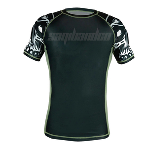 เสื้อรัดรูปสำหรับผู้ชาย MMA ลายชนเผ่าสีดำขาว แห้งเร็ว ผลิตจากโพลีเอสเตอร์ - Product Image 1
