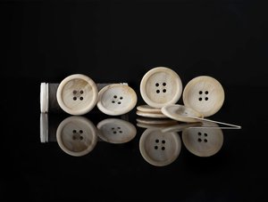 กระดูกควายธรรมชาติ รูปทรงกลม สีขาว แบบสี่รู วัสดุงานฝีมือธรรมชาติ โดย Curio Craft - Product Image 6
