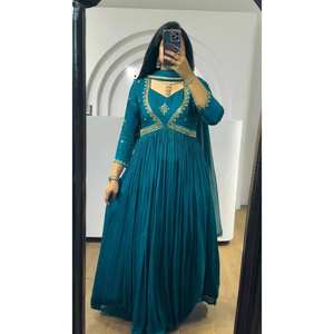 Vestido de Diseñador con Corte en A y Dupatta con Trabajo de Hilo y Lentejuelas para la Madre de la Novia - Product Image 1