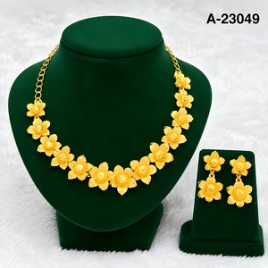MOLL JEWELLERS - Juego de Collar y Pendientes Florales de Aleación de Zinc Chapado en Oro de 24K con Circonitas para Mujer, Ideal para Bodas, Modelo AP-23033, Tendencia Actual - Product Image 4