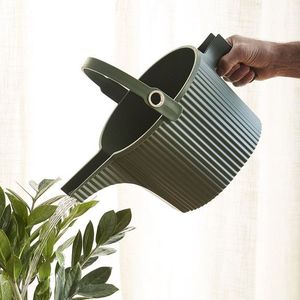 Regadera grande de metal para jardín con pico largo para plantas de exterior y acabado duradero con recubrimiento en polvo resistente al óxido. - Product Image 6