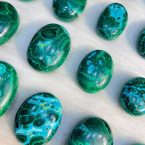 หินมาลาไคต์เทอร์ควอยซ์ธรรมชาติ หินปาล์มสโตน คริสตัลบำบัด หินแก้กังวล หินขัดเงา หินลูกกลิ้ง หินเรกิ หินจักระ สำหรับการทำสมาธิ - Product Image 1