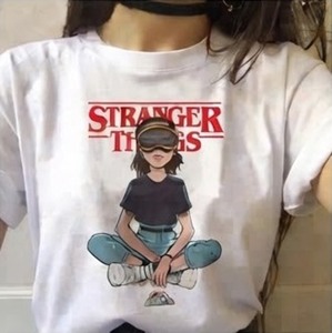 เสื้อยืดแขนสั้นผ้าคอตตอนผสมสีขาวสำหรับผู้หญิง <span class=keywords><strong>Stranger</strong></span> Things คอกลม พิมพ์ลายดิจิทัล ดีไซน์ตัวละคร ทรงปกติ ใส่ได้ทุกฤดูกาล - Product Image 1