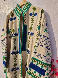 Veste longue en velours Suzani pour femmes, vente en gros, manteau brodé style bohème, style ouzbek vintage, fournisseur de vêtements d'hiver - Product Image 2