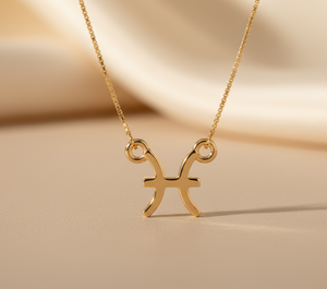 Collar con Signo Zodiacal Piscis |   Joyería Astrológica Unisex Clásica de Latón Chapado en Oro de 14K - Product Image 2