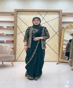 Veste de sari en soie crêpe lourde brodée verte pour femme, tenue traditionnelle de mariage, longueur ras du sol, coupe régulière, séchage rapide - Product Image 1