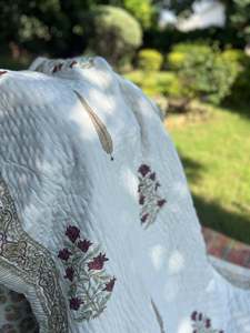 Edredón de Diseño en Color Blanco con Pequeños Diseños de Flores Rojas, 100% Algodón, Hecho a Mano, Estilo Boho Jaipuri Rajai, Cubrecama Doble - Product Image 1