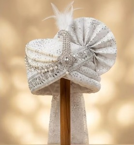 Turban ethnique en mousseline d'ivoire avec perles et plumes, fait main, couvre-chef traditionnel pour cérémonie de mariage du marié - Product Image 6