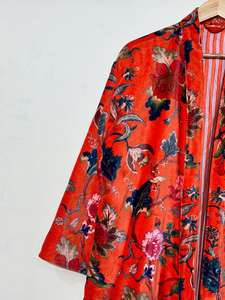 Bata Kimono de Terciopelo Hecha a Mano: Chaqueta Boho con Estampado Floral - Product Image 2