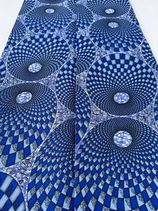 Tissu en coton ciré africain Siyara Leone avec des motifs bicolores populaires, idéal pour la couture de vêtements, l'artisanat et les projets de courtepointe - Product Image 2