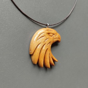 Collier pendentif tête d'aigle en bois, finition naturelle, breloque oiseau sculptée, accessoire de bijouterie - Product Image 2
