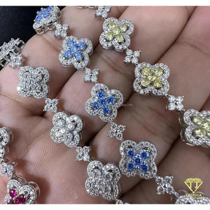 กำไลข้อมือเทนนิสลายใบโคลเวอร์สี่แฉกหลากสีสำหรับผู้หญิงและทุกเพศ ทำจากเงินแท้ 925 ประดับด้วยโมอิสซาไนต์เคลื่อนเรียงเป็นกลุ่ม ชุบทอง 18K - Product Image 6