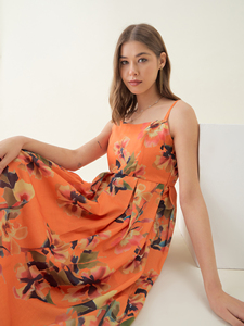 Vestido Elegante con Estampado Floral Naranja, Corte Ajustado y Evase, Ideal para Fiestas, Bodas y Eventos de Lujo, Disponible a Precio de Mayoreo - Product Image 5