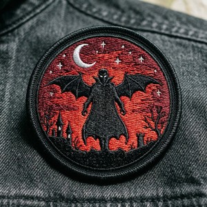 Parche Termoadhesivo de Murciélago Vampiro, Insignia Bordada a Máquina, Aplique de Luna Roja Gótica de Terror para Chaquetas de Motociclista, Ropa y Decoración DIY - Product Image 1