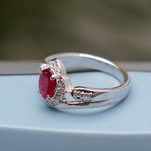 Anillo de Plata de Ley 925 al por Mayor con Rubí Natural Ovalado y Halo de Cristal, Joyería Fina para Boda o Compromiso - Product Image 2