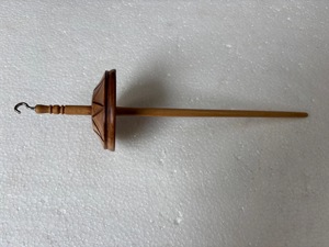 Herramienta de hilaración artesanal de madera de palisandro con husillo de gota y espiral floral, acabado satinado, para transformar fieltro en hilo - Product Image 4