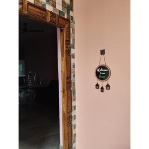 Letrero de Bienvenida de Madera de Acacia Pintado a Mano con Borde Floral y Adornos de Casa - Venta al por Mayor - Product Image 3