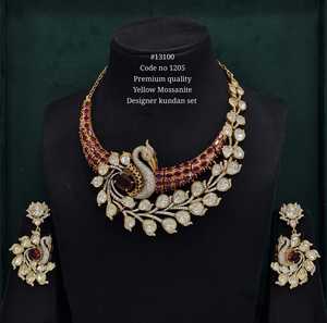 Conjunto de Joyería Kundan de Diseñador 13100, Collar y Aretes Chapados en Oro, con Moissanita Amarilla y Piedra Rosa, para Novias, Bodas y Fiestas - Product Image 5