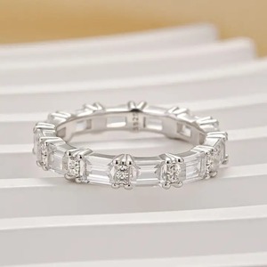 Elegante anillo de boda de moissanita 925 con corte esmeralda en plata de ley chapada en oro blanco para venta al por mayor desde India. - Product Image 1