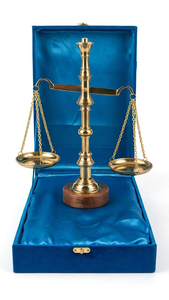 Balance décorative en laiton avec base en bois, symbole de la justice, pièce maîtresse, finition dorée polie pour bureau - Product Image 4
