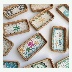 Plateau en rotin tissé artisanal avec décoration en mosaïque de coquillages naturels - Product Image 2