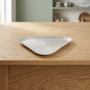 Elegante Bandeja Triangular Plateada con Acabado Texturizado Radiante de Rayos de Sol, de Alta Calidad, Perfecta para Decoración de Mesas Modernas - Product Image 5
